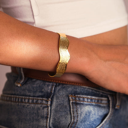 Ripple-patterned Open-ended Bracelet